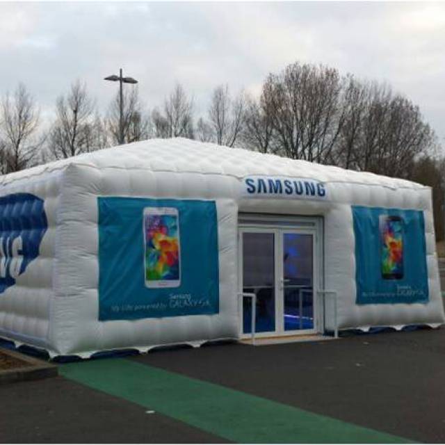 Riesige aufblasbare Zelte Samsung, Zelte, Aufblasbares Samsung-Blasenzelt 7 x 7 m als Markenaktivierung für das neueste Samsung-Handy auf den Parkplätzen von Krefël und Mediamarkt X-Treme Creations