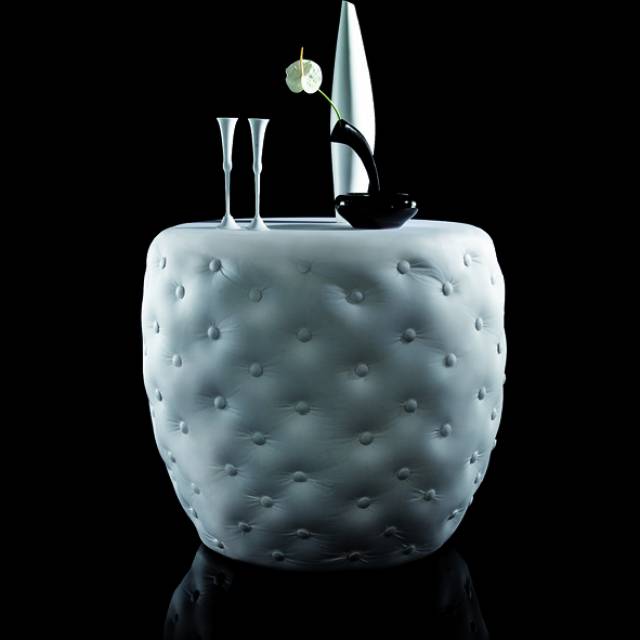 Der riesige aufblasbare Patapoof Aufblasbarer Möbel-Stehtisch mit Hardtop und Chesterfield-Look, entworfen von Fred Greneron als perfekter Tisch für Hochzeitsfeiern X-Treme Creations