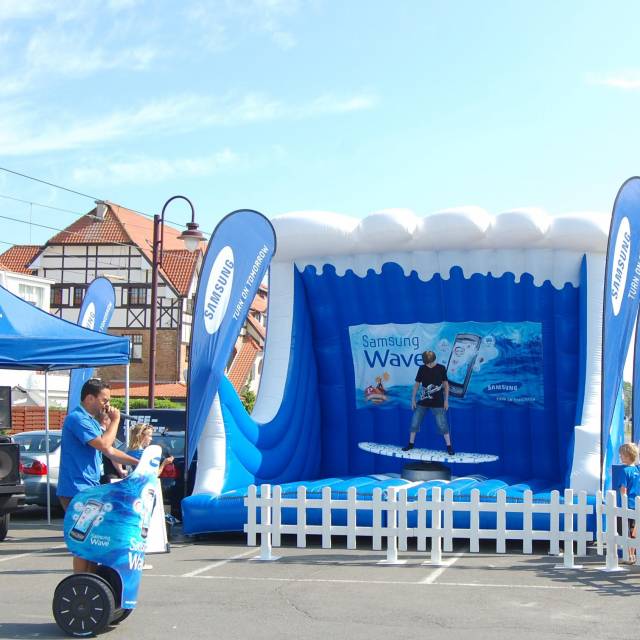 Riesige aufblasbare Spiele Aufblasbares mechanisches Rodeo-Surfbrettspiel, das von der belgischen Eventagentur Fast Forward für Samsung entwickelt wurde X-Treme Creations