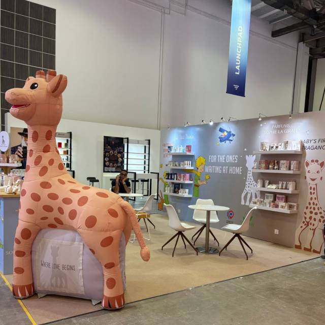 Big inflatable animals inflatable giraf called Sophie fitting in a Samsonite suitecase decorating a booth of a trade show in Singapore X-Treme Creations