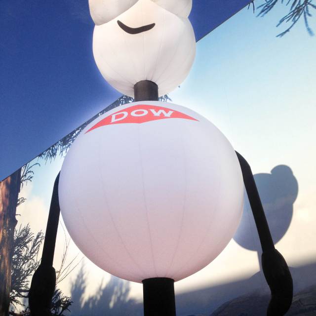Giant inflatable mascottes et personages Mascotte gonflable Dowi comme accroche-regard de 3 m h pour représenter Dow Chemical lors de road shows X-Treme Creations