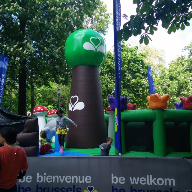 Giant inflatable games Opblaasbare Obstacle Race voor kleine kinderen Irisland gemaakt voor het Brussels Gewest om samen met het gezin de psychomotoriek van zeer jonge kinderen te verbeteren X-Treme Creations