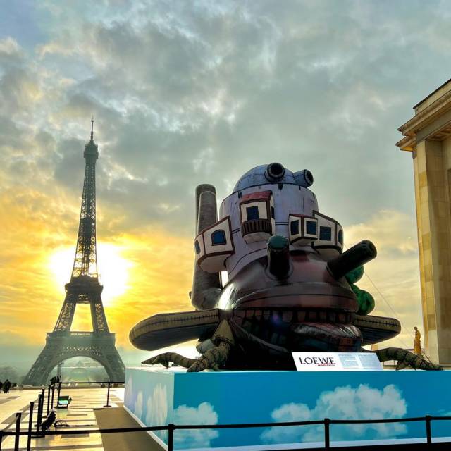 Mascottes et personnages gonflables géants personnage gonflable d'une ville du film Howl's Moving Castle conçue par le Studio Ghibli en position pour la Fashion Week française à la place du Trocadéro à Paris et commandée par l'agence L'Alternative pour la marque Loewe X-Treme Creations
