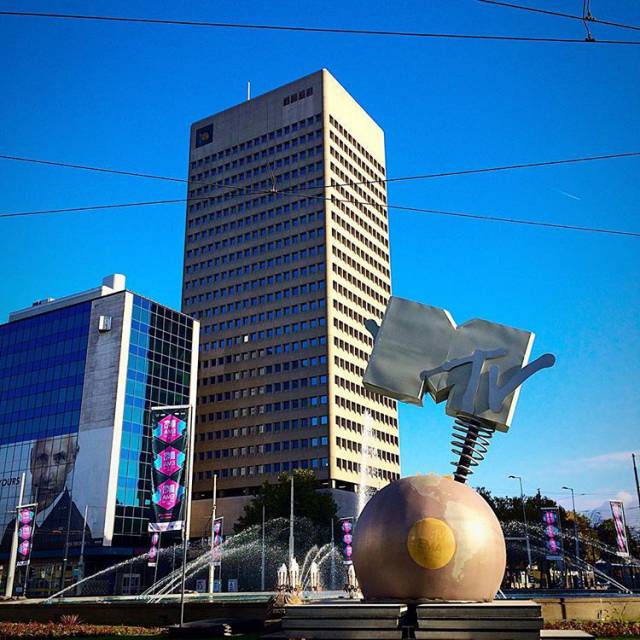 X-Treme Creations Inflate MTV Globe for fountain with 2 buildings on Rotterdam background and clear blue sky