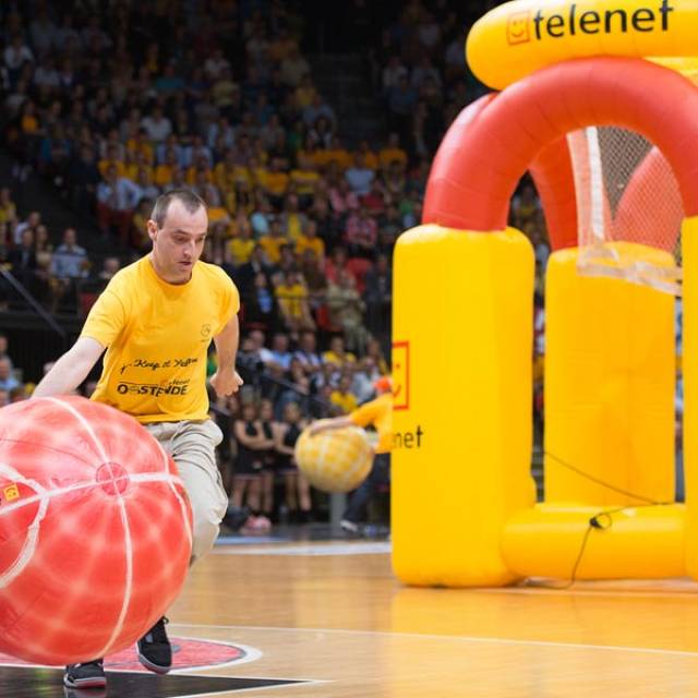 Jeux gonflables géants poteau de basket gonflable et gigantesque ballon de basket gonflable hermétique pour Telenet réalisé pour l'agence E-demonstrations X-Treme Creations