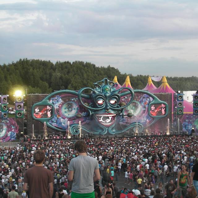 Large sized print banners 1400 m² of mesh full color printed banners for mainstage Tomorrowland X-Treme Creations