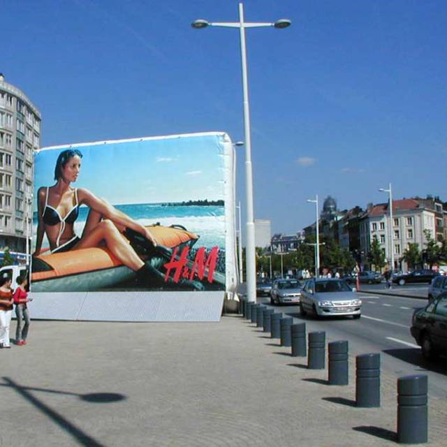 Giant inflatable wanden Opblaasbaar billboard als reclamebord met verwijderbare H&M bedrukte banners professioneel uitgereden door klant Spicy Motion trailers langs een hoofdweg in Brussel X-Treme Creations