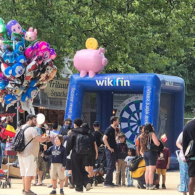 Jeux gonflables géants Jeu éducatif gonflable Wikifin pour tester vos connaissances financières, le 21 juillet dans le centre-ville de Bruxelles X-Treme Creations