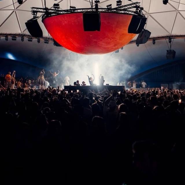 Kombinieren Sie Druck und aufblasbare Objekte Aufblasbarer blutiger Mond mit 8 m Durchmesser während des We Can Dance Festivals in Zeebrugge X-Treme Creations