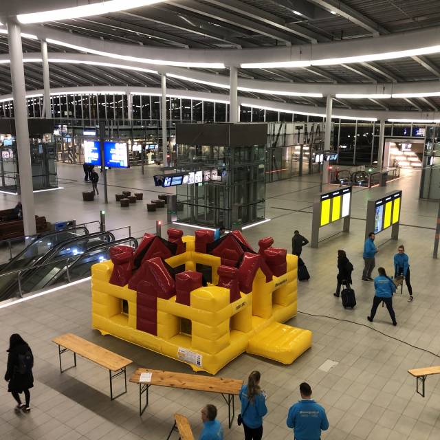 Riesige aufblasbare Spiele Aufblasbarer Ballteich, maßgeschneidert für den niederländischen Bankenverband, installiert im Utrechter Hauptbahnhof X-Treme Creations