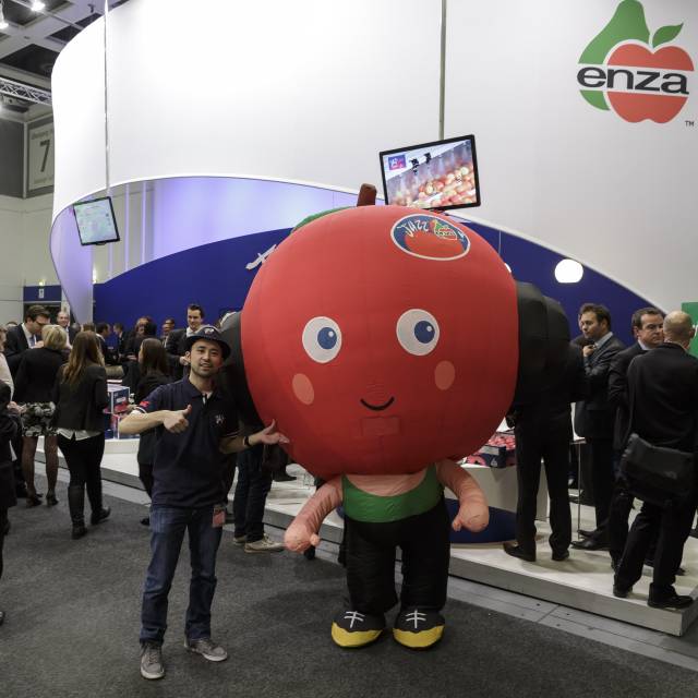 Giant inflatable kostuums opblaasbare appel Jazz rollator 2,2 m hoog tijdens Horecava in Nederland X-Treme Creations