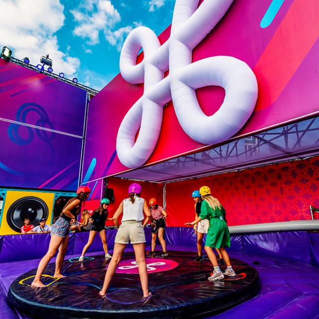 Giant inflatable games opblaasbaar spel menselijke grammofoon animatie met opblaasbaar Proximus-logo tijdens Werchter Festival X-Treme Creations