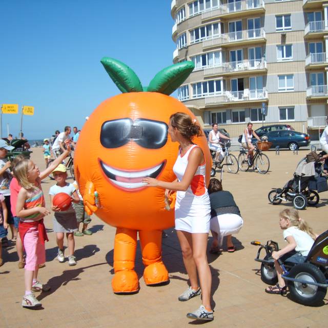 Riesige aufblasbare Kostüme und Walker Aufblasbarer Orangenfrucht-Animationsanzug Oasis mit wiederaufladbaren Batterien, hergestellt für die Agentur Sportizon, Teil der Golazo-Gruppe X-Treme Creations