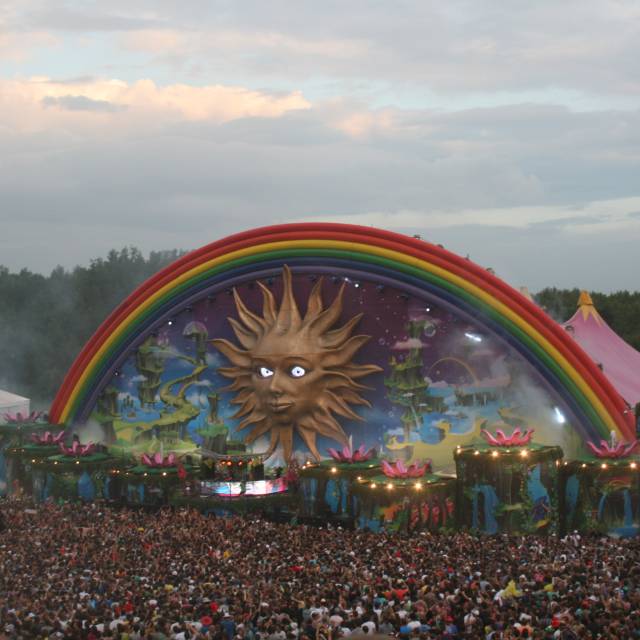 Large sized print banners Mesh full color printed banners with complete sun on mainstage Tomorrowland X-Treme Creations