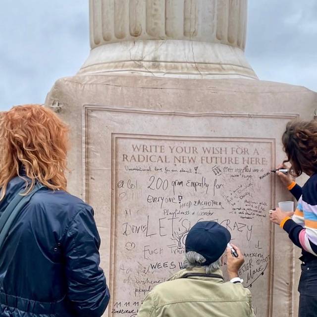 Aufblasbare Säule Aufblasbarer Sockel einer klassischen Säule mit interaktiven Beschriftungsmöglichkeiten für Besucher – für das Sch Sch Art Collective X-Treme Creations