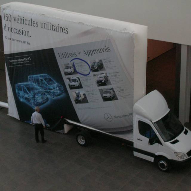 Giant inflatable wanden Opblaasbaar reclamebord op maat met afneembare spandoeken op de laadbak van de Mercedes truck X-Treme Creations