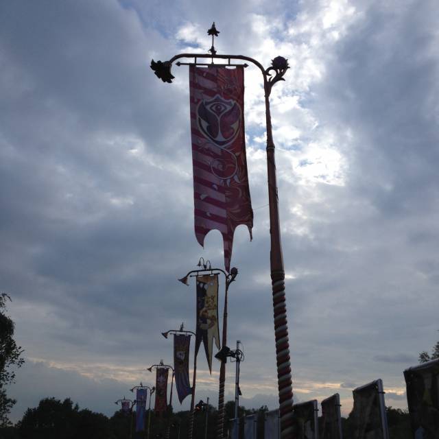 Großformatige bedruckte Fahnen Linie maßgeschneiderter Flaggen für Tomorrowland, vollfarbig sublimiert mit feiner Veredelung X-Treme Creations