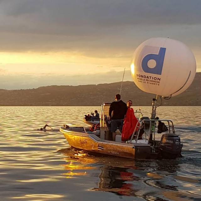 Sphères gonflables géantes sphère gonflable avec illumination installée sur un petit bateau à moteur sur le lac Léman à Genève X-Treme Creations