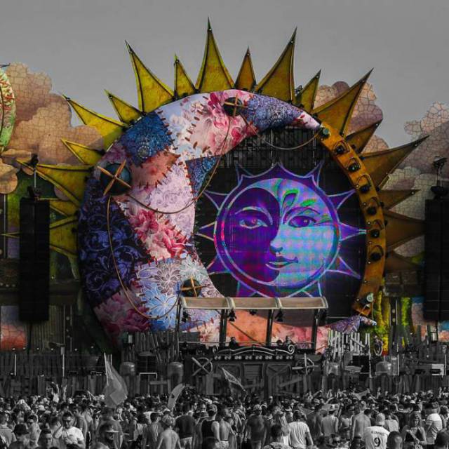 Combine print and inflatable inflatable stage decoration with 2 hot air balloons and inflatable moon full color in dye sublimation for Tomorrowland festival at the camping Gathering in Antwerp X-Treme Creations
