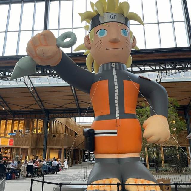 Mascottes et personnages gonflables géants Personnage de manga gonflable appelé Naruto Uzumaki appartenant à Shueisha debout pendant le Festival international de la bande dessinée à Bruxelles X-Treme Creations