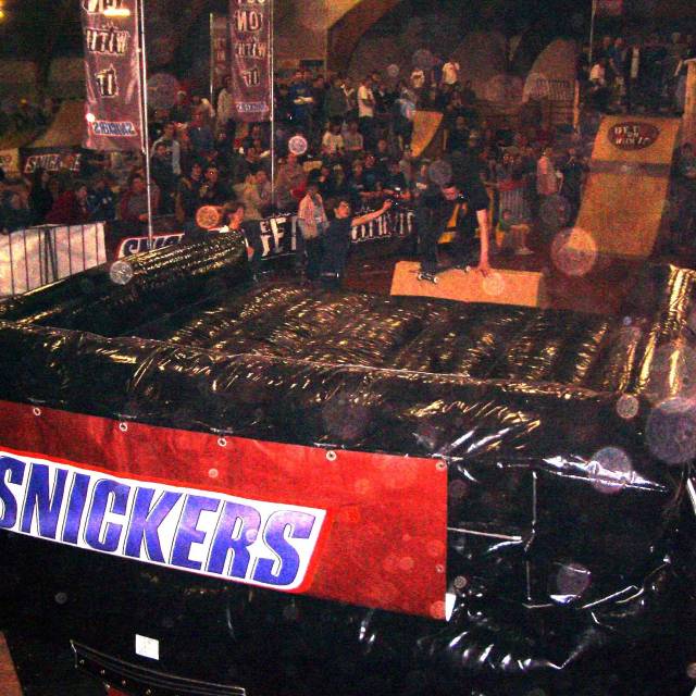 Protéger les athlètes lors d'événements sportifs Coussin gonflable anti-impact pour un événement de skateboard sponsorisé par Snickers en Belgique X-Treme Creations