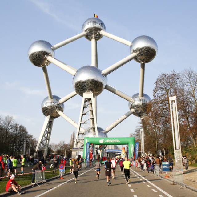 Arches gonflables géantes Vue d'ensemble d'une Arche Publicitaire Gonflable Argenta de 14 m de large et 7 m de haut au pied du monument de l'Atomium de Bruxelles X-Treme Creations