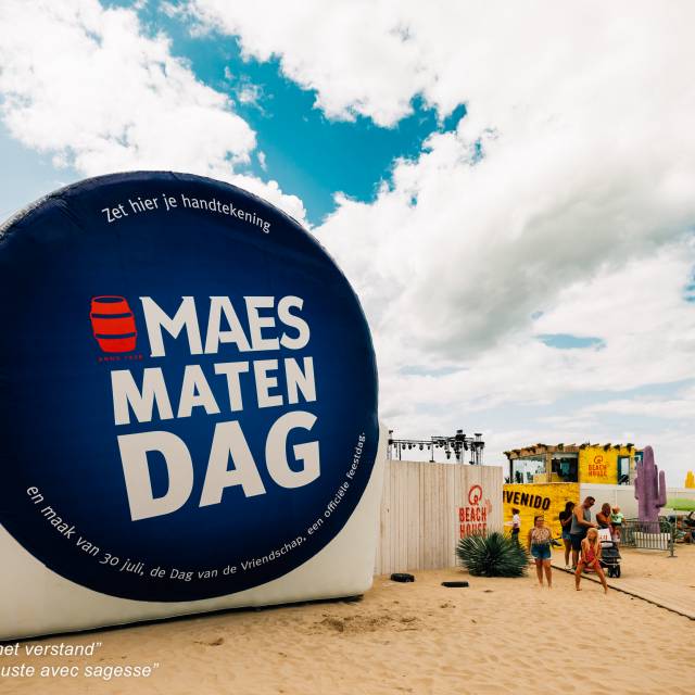 Riesige aufblasbare Wände Aufblasbarer Wandbierfilz Maes mit 6 m Durchmesser bei einer Veranstaltung am belgischen Strand X-Treme Creations
