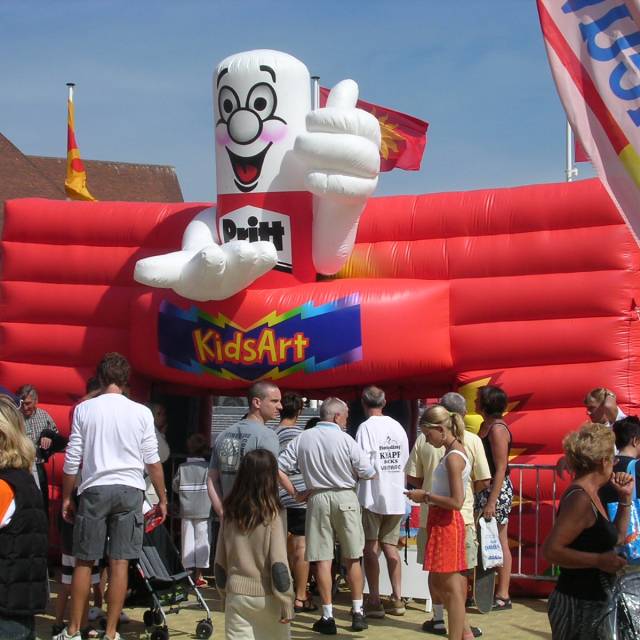 Giant inflatable standen opblaasbare standaard met 3-dimensionaal Pritt-personage waarmee kinderen kunstwerken kunnen maken met de Henkel-lijm X-Treme Creations