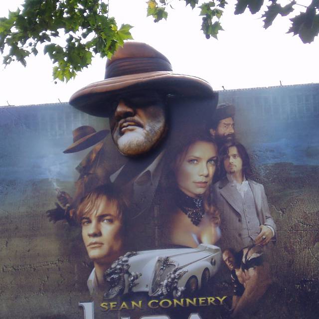 X-Treme Creations inflatable 5 m high face of the actor Sir Sean Connery combined with a full color printed banner to promote the German launch of the American movie The League of the extraordinairy men 