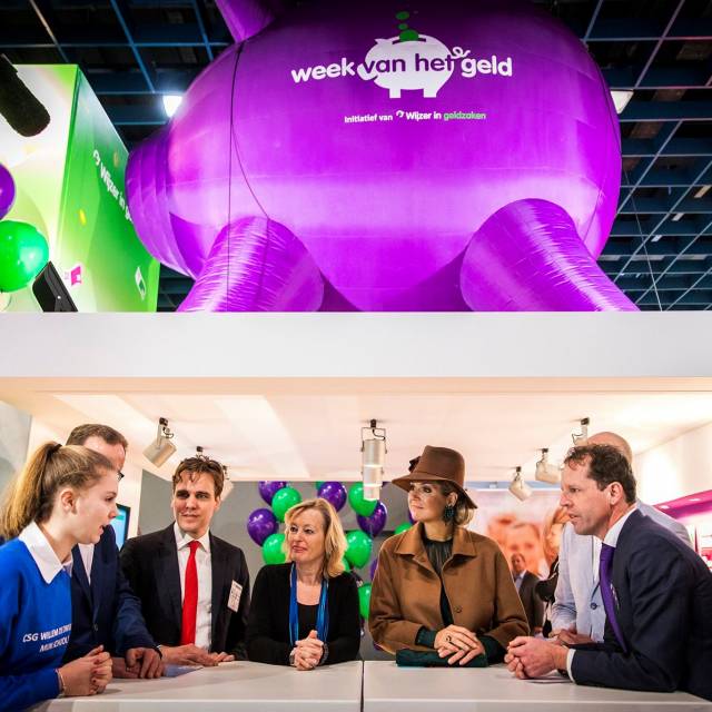 Giant inflatable product enlargements inflatable piggy bank above the booth visitors with amongst them the Dutch Queen Maxima to promote financial education X-Treme Creations