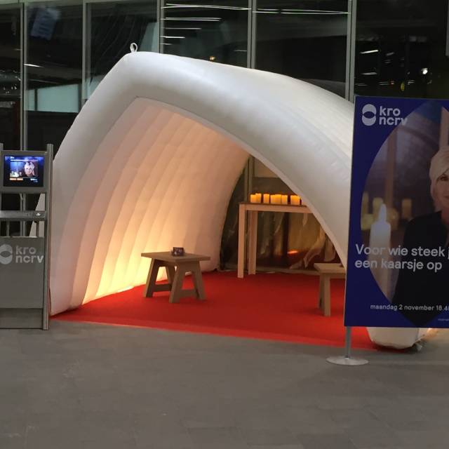 Giant inflatable standen opblaasbare KRO-kapel en bezinningsruimte voor NCRV op de Nederlandse Nationale Luchthaven Schiphol X-Treme Creations