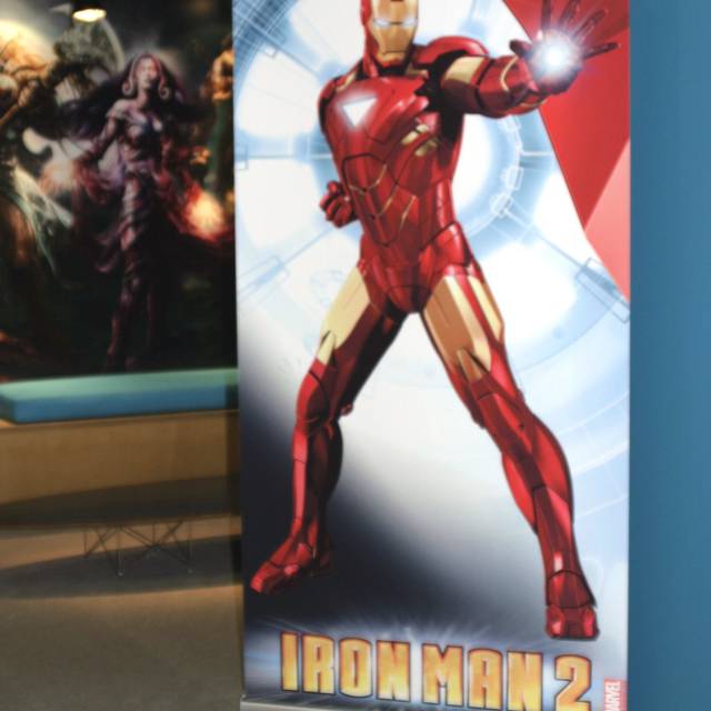 Panneaux publicitaires imprimés en grand format Kakémono rollup 2K brillant imprimé par sublimation Iron Man dans le bureau de Hasbro X-Treme Creations