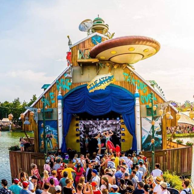 Combiner l'impression et gonflable ovni gonflable en forme d'une soucoupe volante gonflable naufragée mais réutilisable et durable sur la scène du Harbour house pendant le festival Tomorrowland à Boom  X-Treme Creations