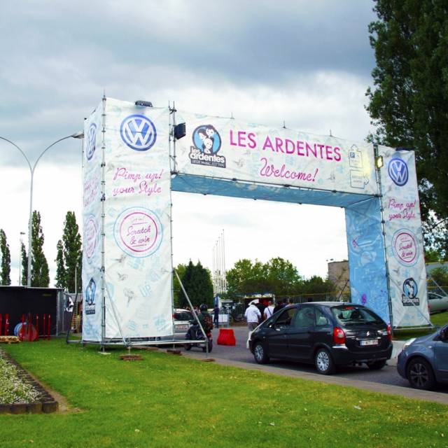 Large sized print banners entrance gate with lahyer and digital printed mesh banners Pimp Up Your Style VW during the festival Les Ardentes in Belgium X-Treme Creations