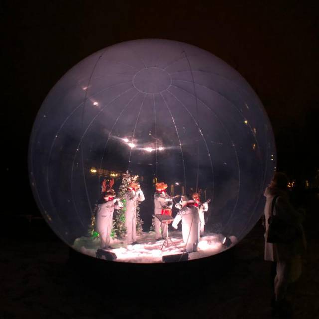 De transparante eyecatcher voor uw event! gehuurde opblaasbare Kerstsneeuwbol met een groot ijsbeerorkest tijdens Nieuwjaar in het dierenpark Pairi Daiza  X-Treme Creations
