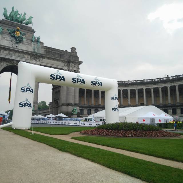 Giant inflatable bogen Opblaasbare 90° boog Spa voor Spadel tijdens de wereldberoemde 20Km loop van Brussel georganiseerd door Syndicat d'Initiative de la Ville de Bruxelles op het Jubelpark X-Treme Creations