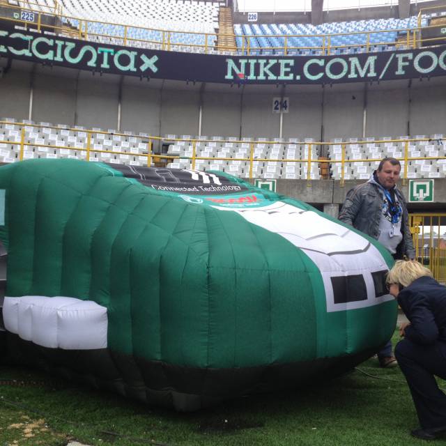 Giant inflatable kostuums opblaasbare Bosch-kart met persoon trappend op de heilige greens van voetbalclubs om de Bosch Lawnmovers en de winkelketen Hubo te promoten X-Treme Creations