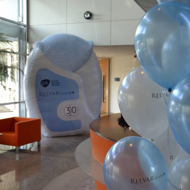 Giant inflatable productuitvergroting opblaasbare inhalator Relvar interne lancering bij de ingang van het GSK farmaceutische bedrijf X-Treme Creations