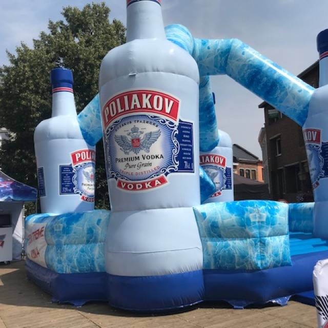 Giant inflatable games Op maat gemaakt opblaasspel met zwaaiend en hangend ijsblokje met 4 enorme Poliakov Wodka flessen als festival animatie gemaakt voor evenementenbureau Fast Forward X-Treme Creations
