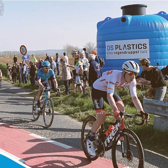 Giant inflatable productuitvergroting opblaasbare blauwe watertank 4 m h als eyecatcher voor DS Plastics tijdens een Classic Cyclist Road Race in Vlaanderen X-Treme Creations