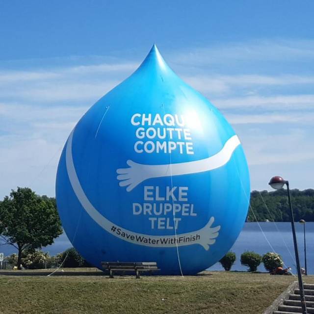 Sphères gonflables géantes Goutte d'eau gonflable de 18 mètres de haut installée en permanence au bord du lac Eau d'Heure commandée par l'agence RCA pour le produit Finish de Reckitt Benckiser X-Treme Creations