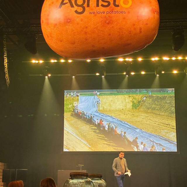 Sphères gonflables géantes Pomme de terre gonflable portant le nom de l'entreprise Agristo, suspendue en hauteur lors d'une présentation X-Treme Creations