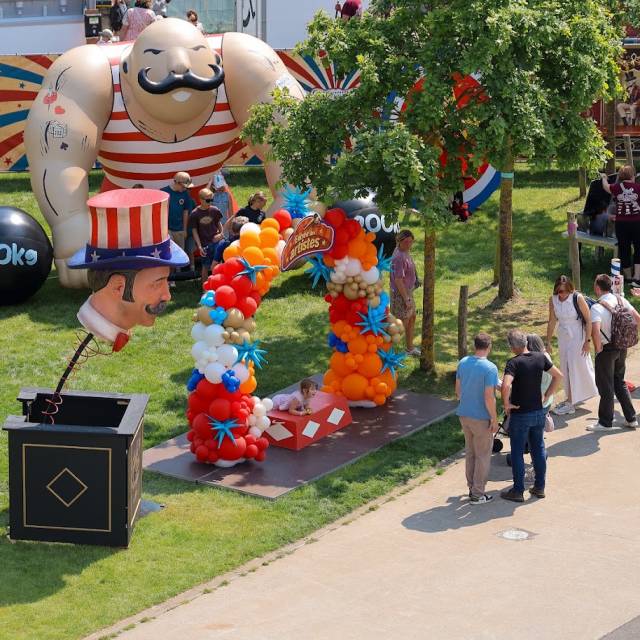 Giant inflatable mascottes en personages opblaasbare torso van een klassieke gewichtheffer voor een foto-animatie waarbij bezoekers 400 kg gewicht omhoog tillen X-Treme Creations