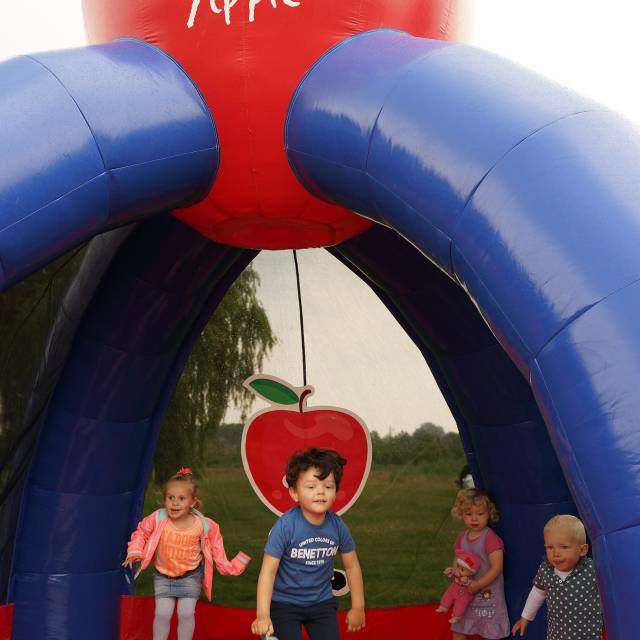 Giant inflatable games Opblaasbare springtent met 3D Jazz Apple-vorm bovenop gemaakt voor ENZA in Nederland volgens EN14960 Europese norm X-Treme Creations