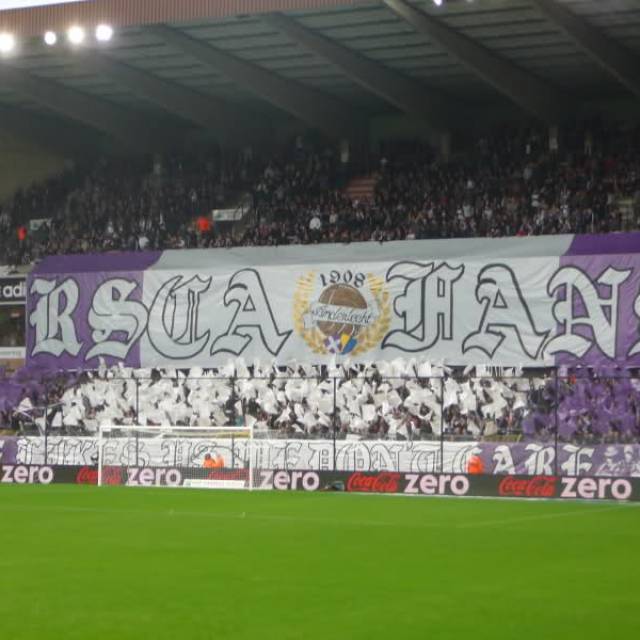 Impression grand format de textiles par sublimation  Tifo géant imprimé par sublimation sur textile Flag orchestré par les supporters d'Anderlecht X-Treme Creations