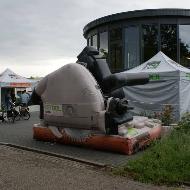 Giant inflatable productuitvergroting opblaasbare cirkelzaag als eyecather van Festool tijdens open deuren in de retail X-Treme Creations