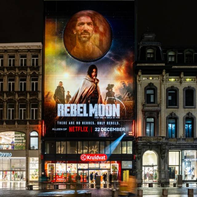Sphères gonflables géantes Découpe gonflable représentant la planète de *Rebel Moon*, suspendue devant une façade habillée de vinyle imprimé pour le lancement du nouveau film Netflix dans une rue commerçante X-Treme Creations