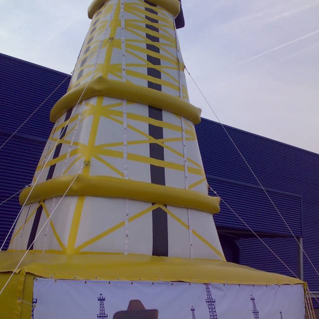 Riesige aufblasbare Skydancer 7 m hoher aufblasbarer Benzinbohrturm mit beweglicher schwarzer Ölleitung an der Spitze für eine von der Agentur BBDO organisierte Feldaktion X-Treme Creations