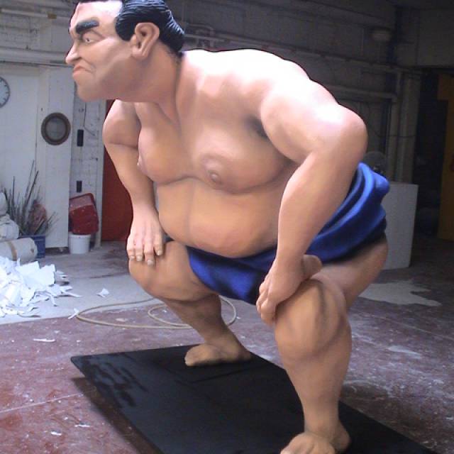 Formes en polystyrène un lutteur de sumo en polystyrène comme accroche-regard pour Japan Expo à Paris X-Treme Creations