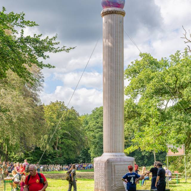 Aufblasbare Säule Aufblasbare, 10 Meter hohe Säule im klassischen dorischen Stil mit Seifenblase an der Spitze für das Künstlerkollektiv Sch Sch X-Treme Creations